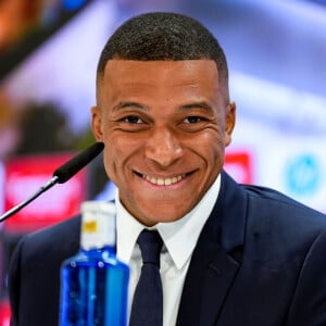 Mbappé sempre fez de tudo para manter sua vida amorosa longe dos holofotes e, por isso, nunca o vimos de casal