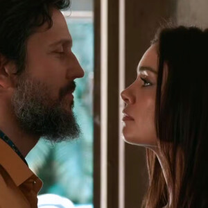 Egídio (Vladimir Brichta ) reage mal ao saber da relação de Eliana (Sophie Charlotte) e Damião (Xamã)