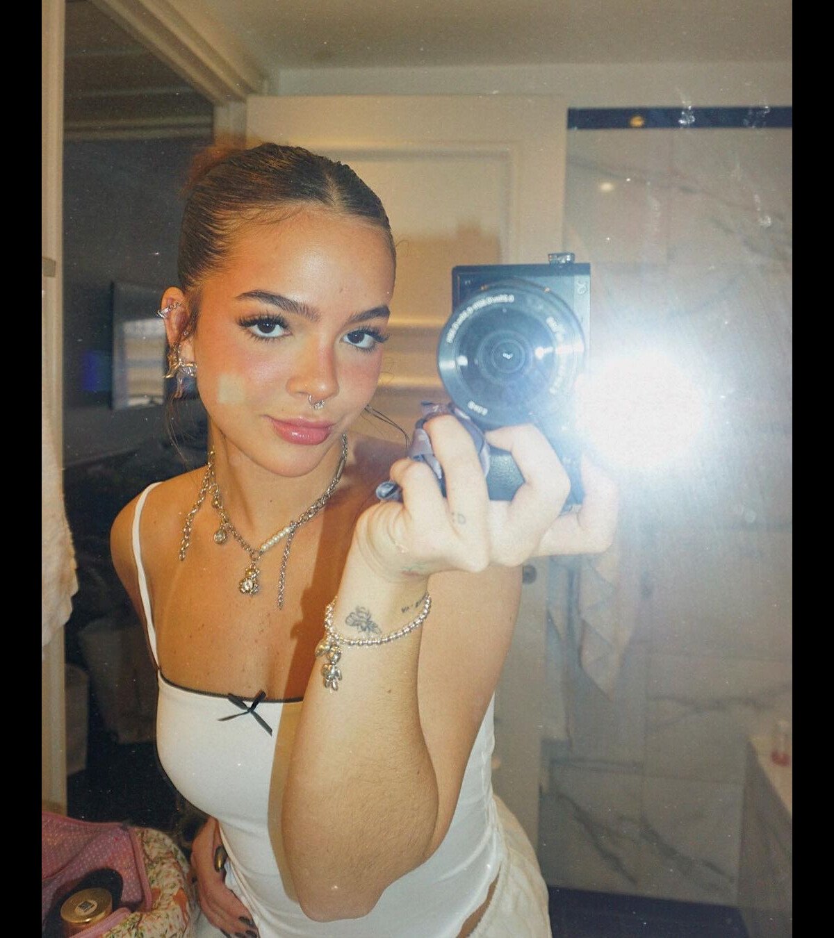 Foto: Para não mostrar demais no clique, Mel Maia tapou os seios com as  mãos - Purepeople