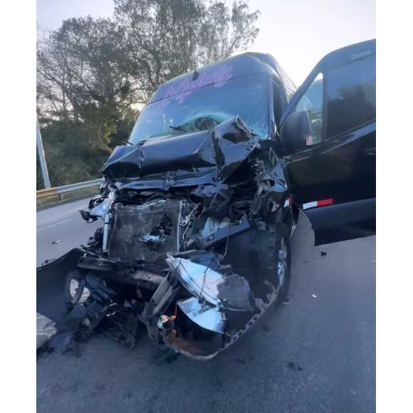 "Estou postando isso porque realmente foi um livramento. Tá todo mundo vivo e bem", disse Melody nos stories ao mostrar sua van