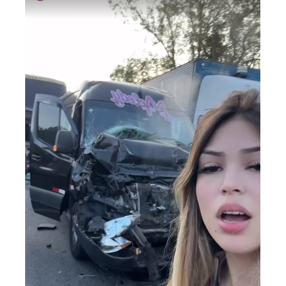 Melody detalhou o ocorrido em suas redes sociais e mostrou sua van bastante destruída
