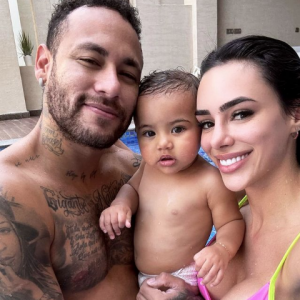 Neymar surgiu em uma foto fofíssima na piscina com Mavie e Bruna Biancardi nesta terça-feira (23)