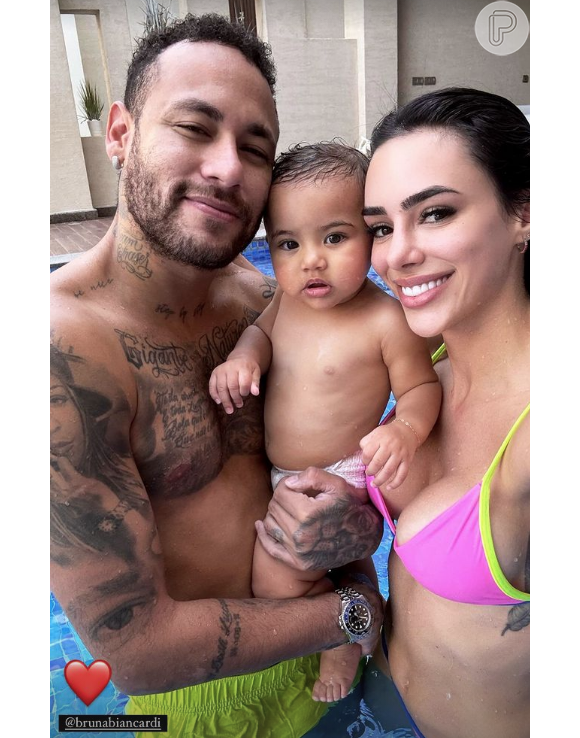 Neymar surgiu em uma foto fofíssima na piscina com Mavie e Bruna Biancardi nesta terça-feira (23)