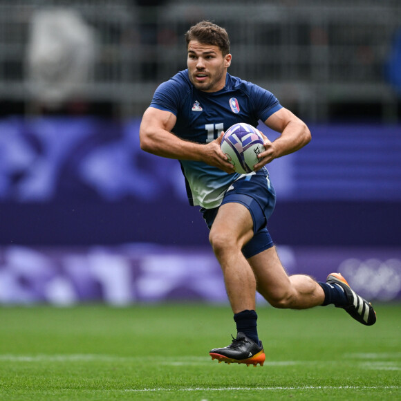 O segundo lugar na lista dos mais gatos das Olimpíadas Paris 2024 fica com o jogador de rugby francês Antoine Dupont. Olha esses músculos!