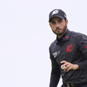 Abraham Ancer é um jogador de golfe mexicano extremamente bonito. Merece ocupar a quinta posição do ranking