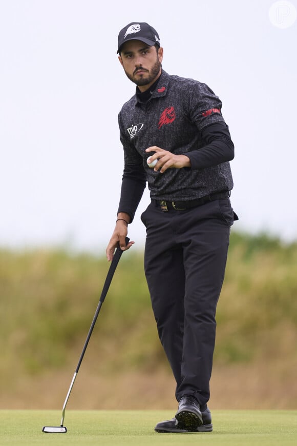 Abraham Ancer é um jogador de golfe mexicano extremamente bonito. Merece ocupar a quinta posição do ranking