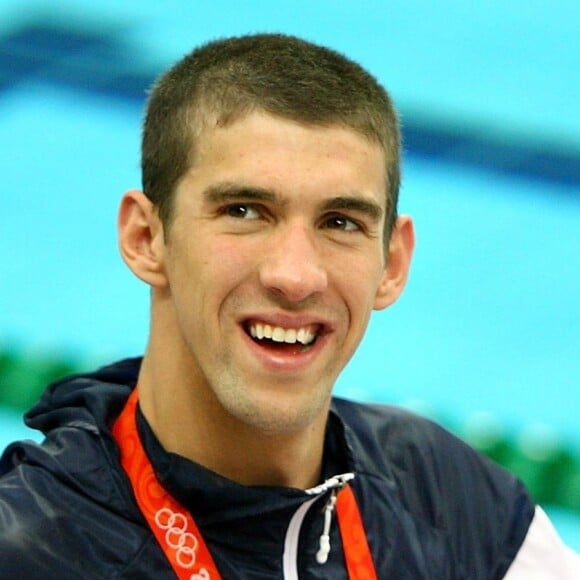 Michael Phelps aparece irreconhecível na cerimônia de abertura das Olimpíadas de Paris 2024 e web comenta