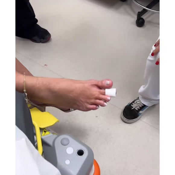 Segundo Virgínia Fonseca, Margareth sofreu uma queda e acabou arrancando uma unha do pé