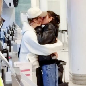 Bruna Marquezine e João Guilherme foram flagrados aos beijos no aeroporto