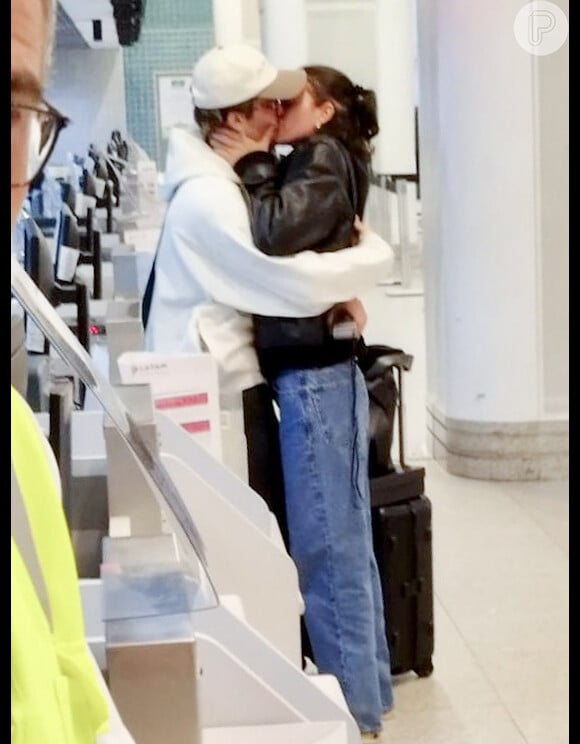 Bruna Marquezine e João Guilherme foram flagrados aos beijos no aeroporto