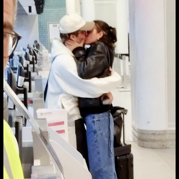 Bruna Marquezine e João Guilherme foram flagrados aos beijos no aeroporto