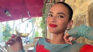 De vestido sexy e batom vermelho, Bruna Marquezine tem pés exaltados na web: 'Lindos'. Fotos!