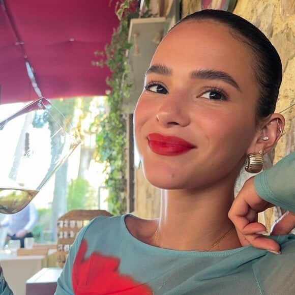 Bruna Marquezine curtiu o domingo degustando vinhos