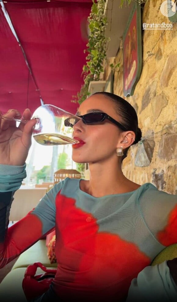 De batom vermelho e look sexy, Bruna Marquezine roubou a cena