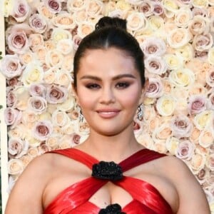 Selena Gomez é alvo de especulações sobre procedimentos estéticos em seu rosto há anos