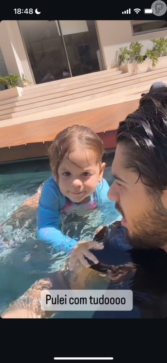 Ainda na piscina, Zé Felipe filmou a pequena Maria Flor