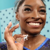 Por que Simone Biles usa colar de cabra com 546 diamantes após 2 Ouros em Paris 2024? Descubra o significado da joia!