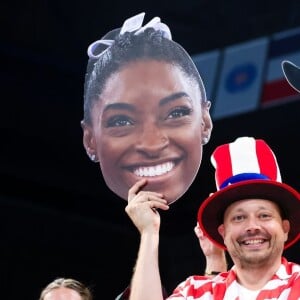 Até os torcedores dos EUA usam a cabra para fazer menção à Simone Biles