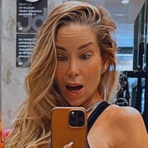 Danielle Winits deixou internautas encantados com foto de biquíni e recebeu muitos elogios