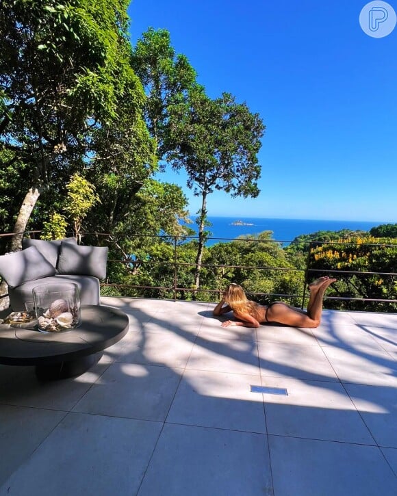 Danielle Winits publicou uma foto de biquíni nesta sexta-feira (02), tomando sol em uma sacada no Rio de Janeiro