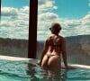 Carla Diaz ainda empinou o bumbum ao máximo em uma foto na beira da piscina