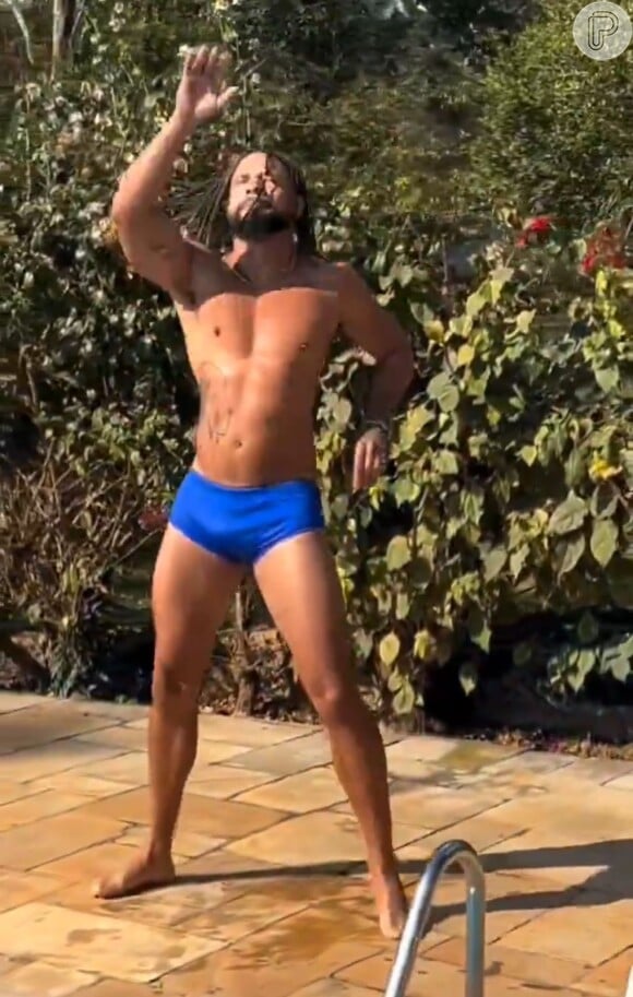 Juninho, do 'BBB 24', fez dancinha sensual de sunga azul com 'dotes' marcando na peça