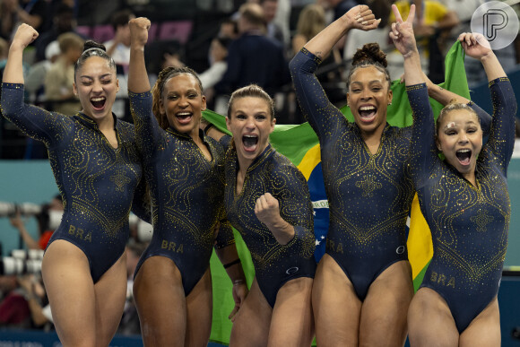 Jade Barbosa ao lado das meninas da ginástica artística após bronze nas Olimpíadas