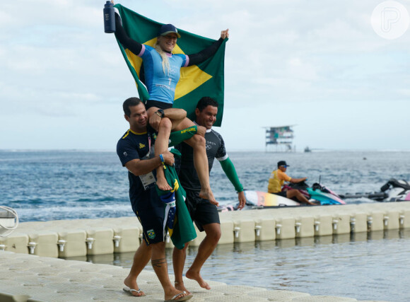 Tatiana Weston-Webb  tornou oficial a primeira vez que o país conquista duas medalhas no surfe nas Olimpíadas - um marco histórico