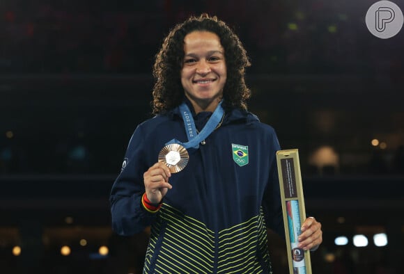 Beatriz Ferreira com o terceiro lugar na competição e a segunda medalha olímpica da carreira