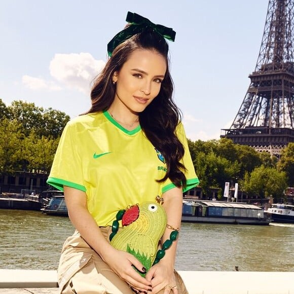 Larissa Manoela é sinônimo de estilo: a it girl escolheu bolsa no formato de papagaio para compor o look em viagem à Paris, para assistir aos Jogos Olímpicos.