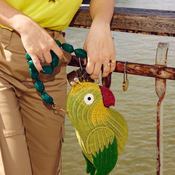 A bolsa é um acessório versátil e que nunca sai de moda, e Larissa Manoela optou por uma num formato de papagaio para aproveitar os Jogos Olímpicos de Paris.