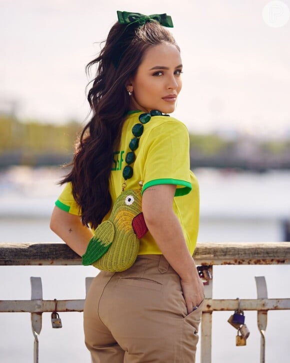 Larissa Manoela trouxe sua bolsa de papagaio junto de acessórios como maxi laço, calça cargo e mocassim para compor sua produção, durante as Olimpíadas de Paris 2024.