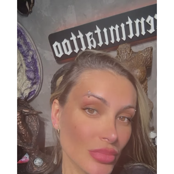 Nos últimos dias, Andressa Urach colocou piercing em diversas partes do corpo, inclusive nos lábios vaginais