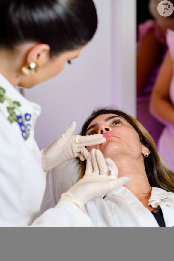 Dermatologista cuida da pele de Kelly Key com exossomos da ExoCobio ao laser com ponteiras de picossegundos