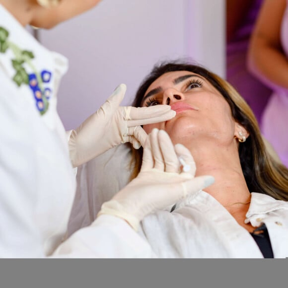 Dermatologista cuida da pele de Kelly Key com exossomos da ExoCobio ao laser com ponteiras de picossegundos