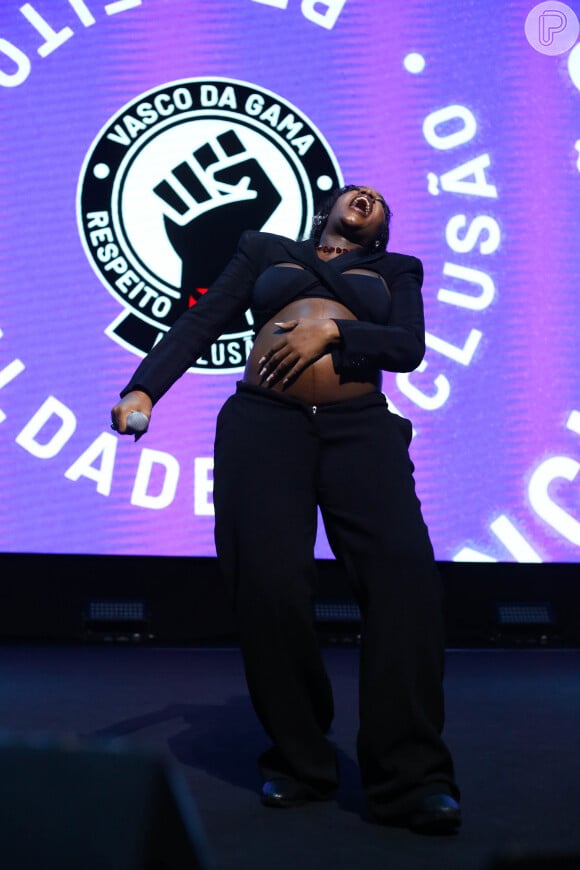 Iza caiu na gargalhada em show dos 126 anos do Vasco da Gama ao ver Yuri Lima, seu ex, ser vaiado