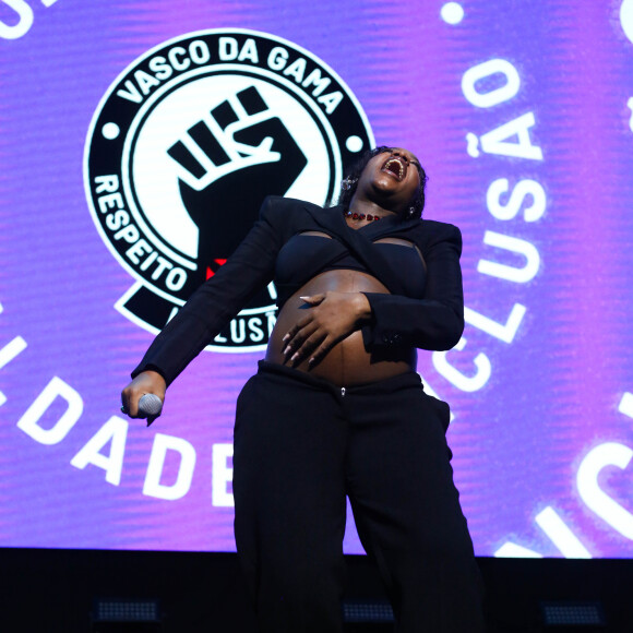 Iza caiu na gargalhada em show dos 126 anos do Vasco da Gama ao ver Yuri Lima, seu ex, ser vaiado