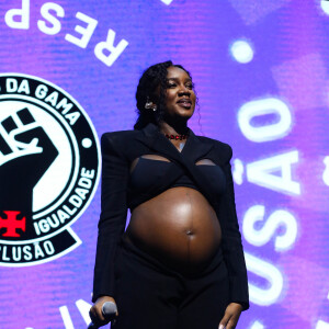 Iza apostou em look all black e exibiu a barriga de gravidez