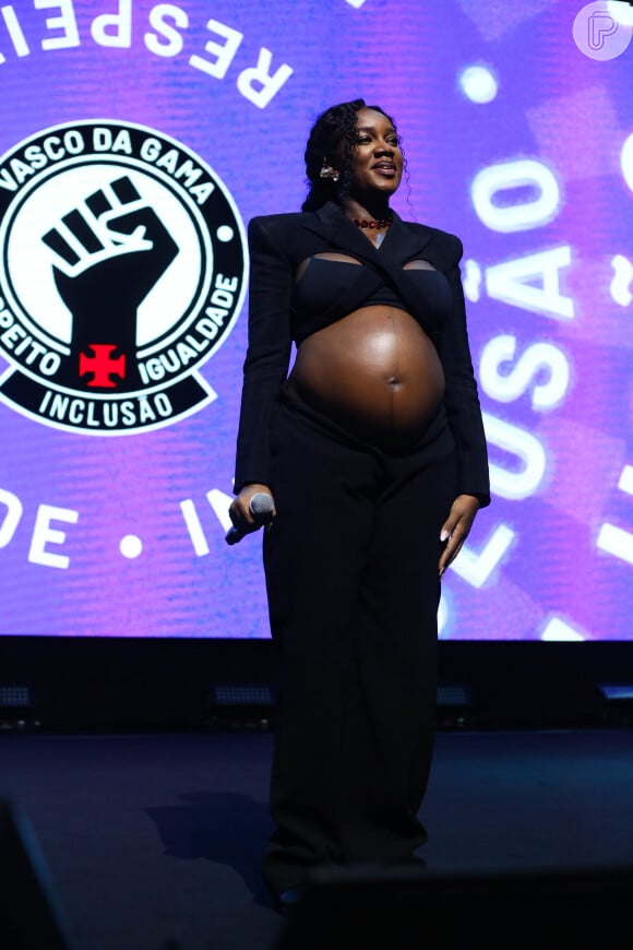 Iza apostou em look all black e exibiu a barriga de gravidez