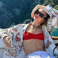 Camila Queiroz abaixa alça do biquíni ao máximo em foto ousada tomando sol na Itália: 'Feita no Brasil'