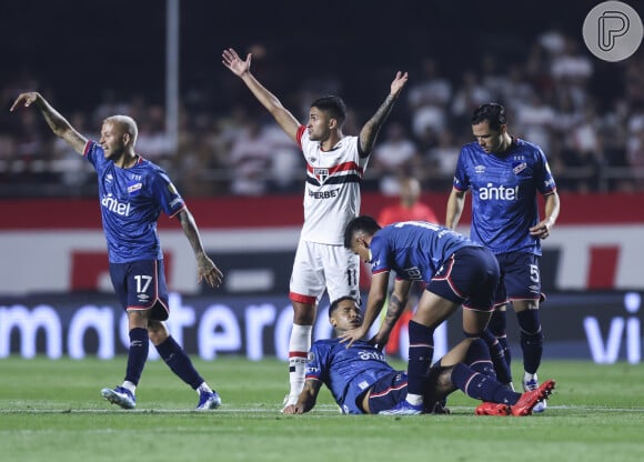 Tite, técnico do Flamengo, e Izquierdo, zagueiro do Nacional, estão internados com arritmia cardíaca; jogador chegou a desmaiar em campo