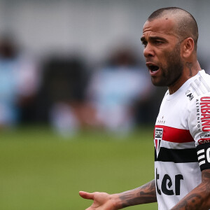 Daniel Alves estaria jogando futebol amador novamente e estaria usando um aplicativo para se conectar com outros atletas e alugar campos