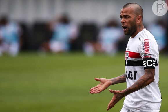 Daniel Alves estaria jogando futebol amador novamente e estaria usando um aplicativo para se conectar com outros atletas e alugar campos