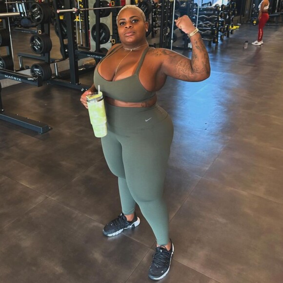 Jojo Todynho também adora postar fotos de looks fitness no espelho.