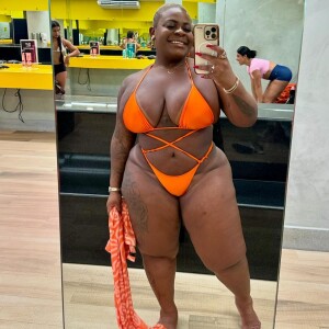 Jojo Todynho apostou em um biquíni laranja neon e prova que entende de looks beachwear.