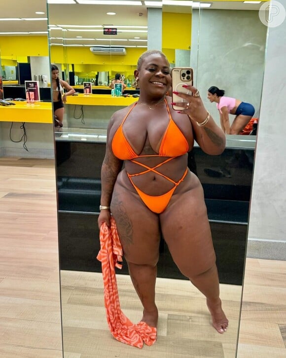 Jojo Todynho apostou em um biquíni laranja neon e prova que entende de looks beachwear.