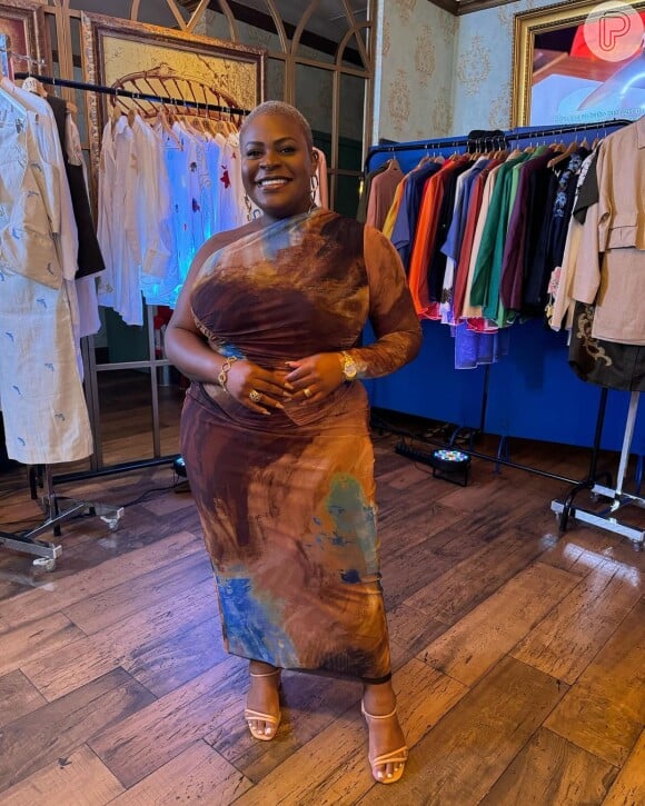 Jojo Todynho apostou em um vestido justinho na pegada tie dye.