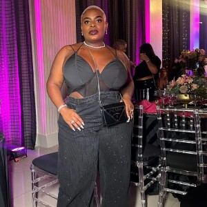 Jojo Todynho também aposta em looks sexy sem perder a elegância, essa combinação de look cheia de brilho e personalidade.