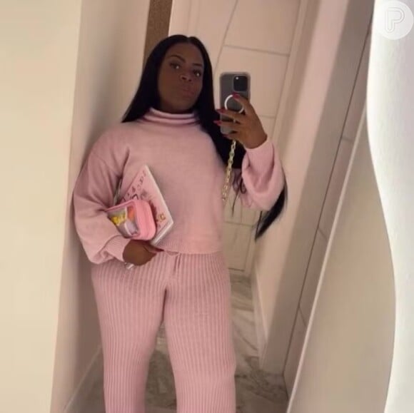 Jojo Todynho apostou num look tendência barbiecore, ou seja, todo rosa, para aula na faculdade.