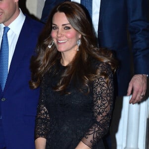 Kate Middleton também provou que usar preto, uma cor muito popular, também pode ser elegante.